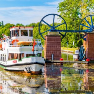 Statkiem po trawie – sekret Kanału Elbląskiego